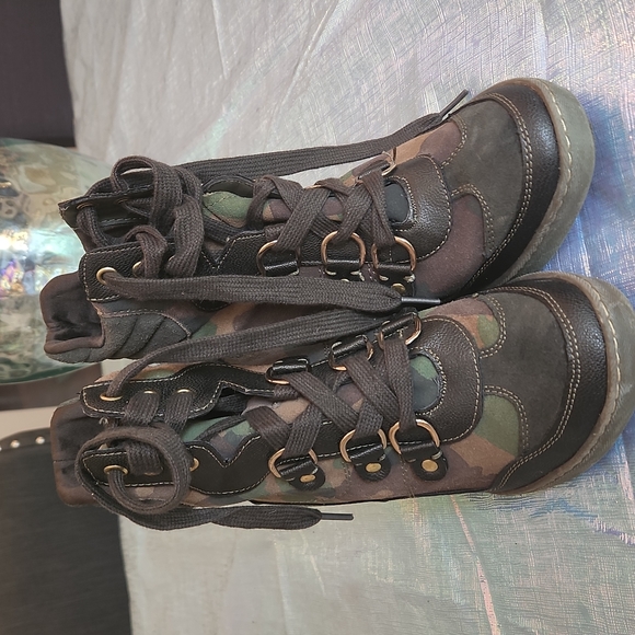 Euc camo guess wedge booties size 6.5 - Picture 2 of 5
